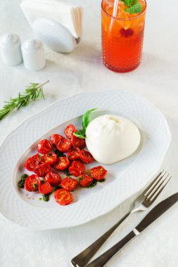 burrata salata plaka üzerinde