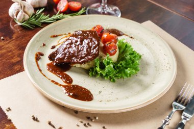 Patates püresi ile sığır eti