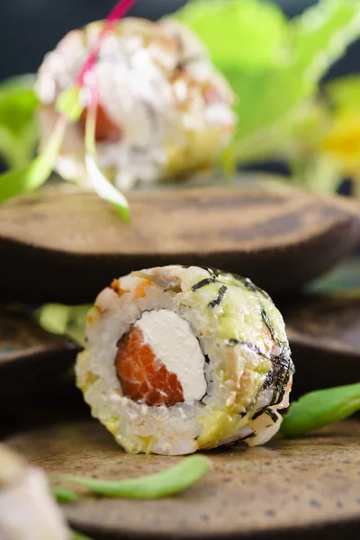 Ázsiai sushi eperrel — Stock Fotó