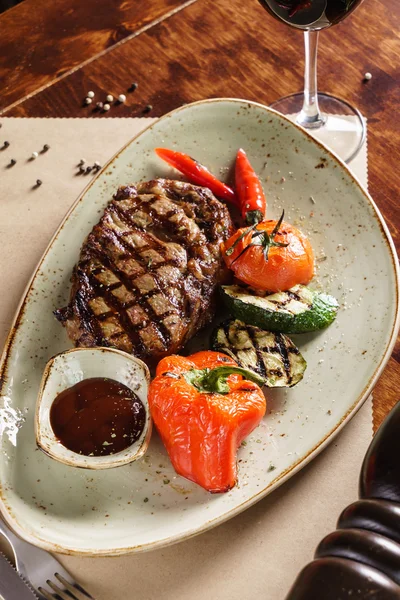 Steak with vegetables on plate — Stock Photo, Image