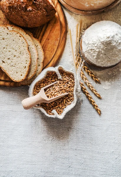Pšenice a mouky na stole — Stock fotografie
