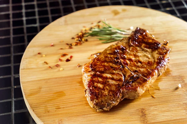 Lekkere steak met saus — Stockfoto