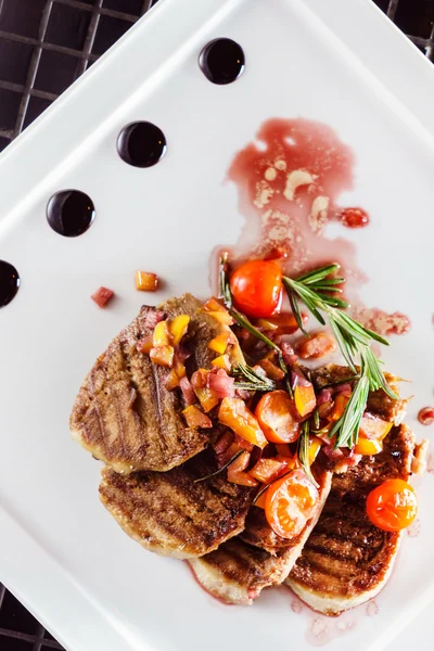 Carne a la parrilla con verduras —  Fotos de Stock