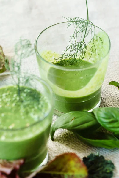 Grön smoothie i glas — Stockfoto