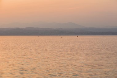 Denizin üzerinde güzel gün batımı