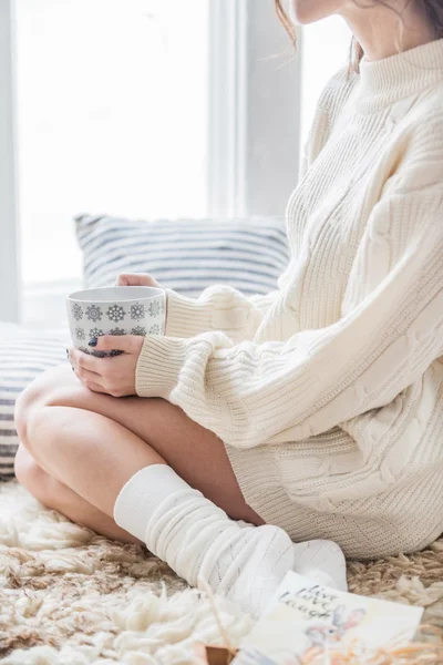 Vrouw met kopje koffie — Stockfoto