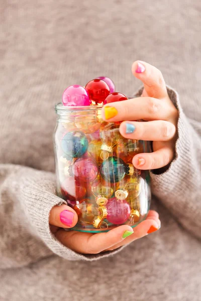 Boules de Noël dans les mains — Photo