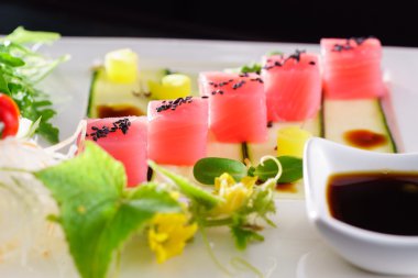 Lezzetli ton balıklı sashimi