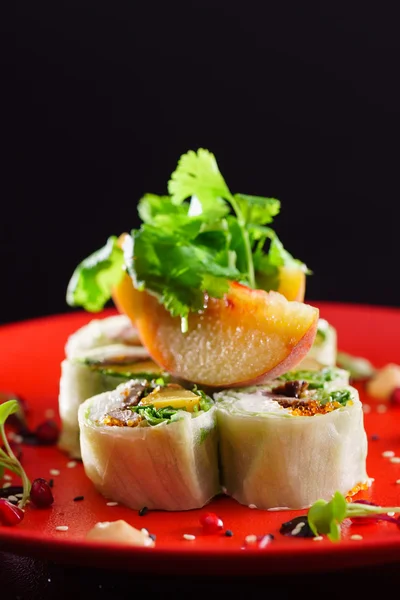 Суши с клубникой — стоковое фото