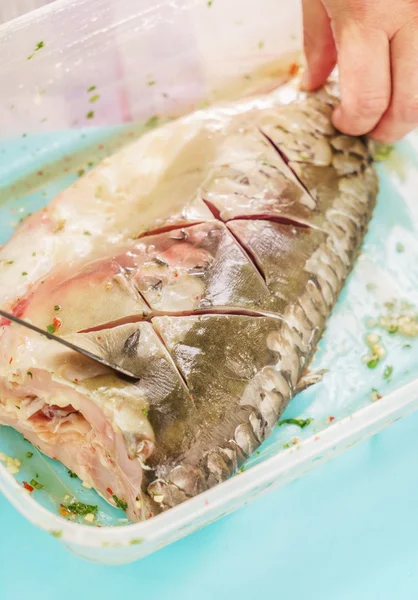 Koch schneidet Fisch — Stockfoto