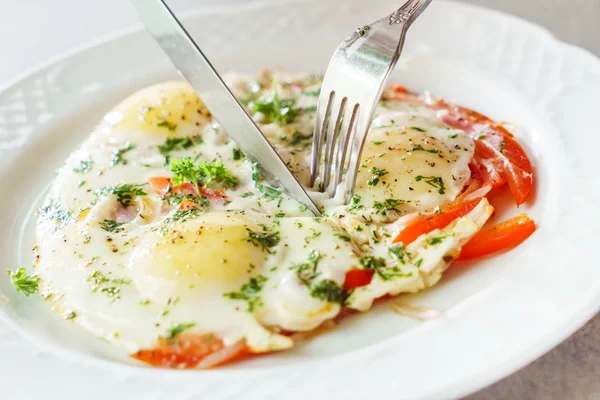 Persona comiendo delicioso desayuno — Foto de Stock