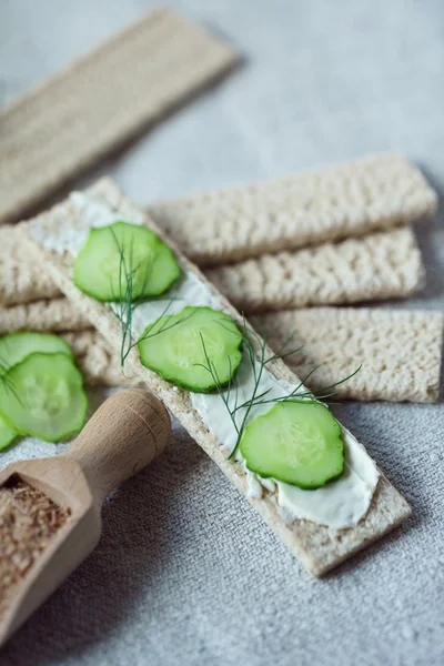 Crispbreads met roomkaas — Stockfoto