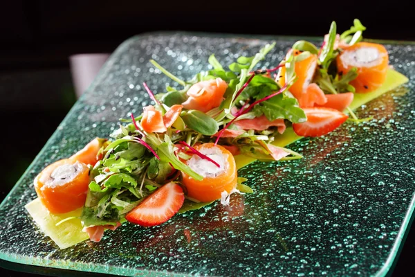 Gourmet-Sushi mit Erdbeeren — Stockfoto