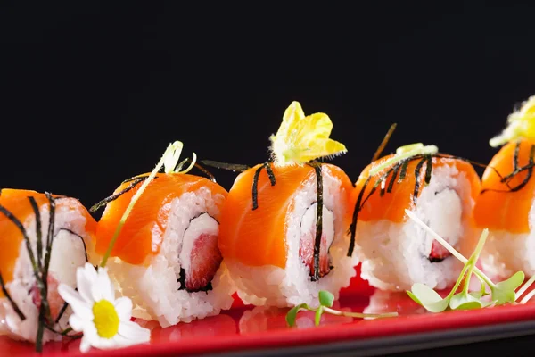 Изысканные суши с клубникой — стоковое фото