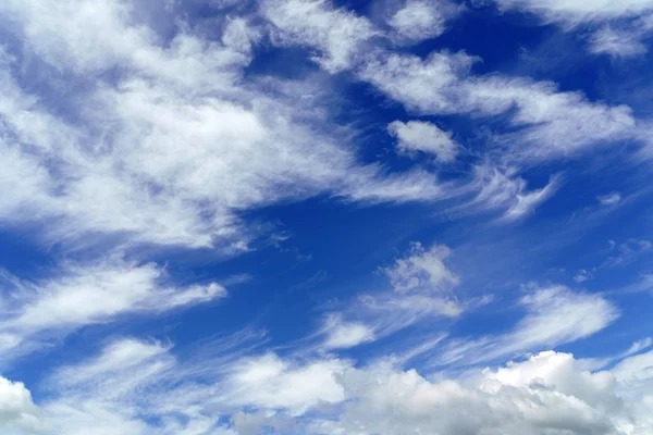 Vacker blå himmel med moln — Stockfoto