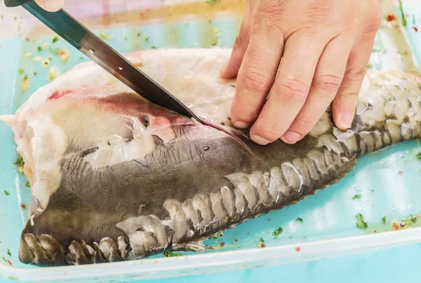 Chef corte pescado — Foto de Stock