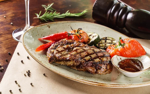 Steak lezat dengan sayuran — Stok Foto