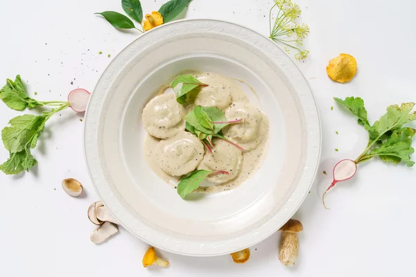 Deliziosi ravioli con funghi — Foto Stock