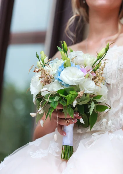 Noiva linda em um vestido bonito — Fotografia de Stock