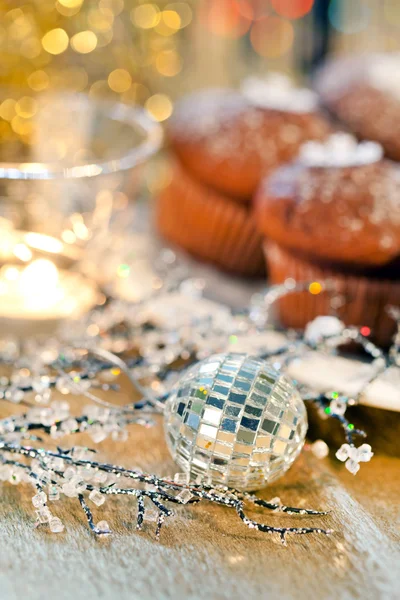 Muffin e decorazioni natalizie — Foto Stock