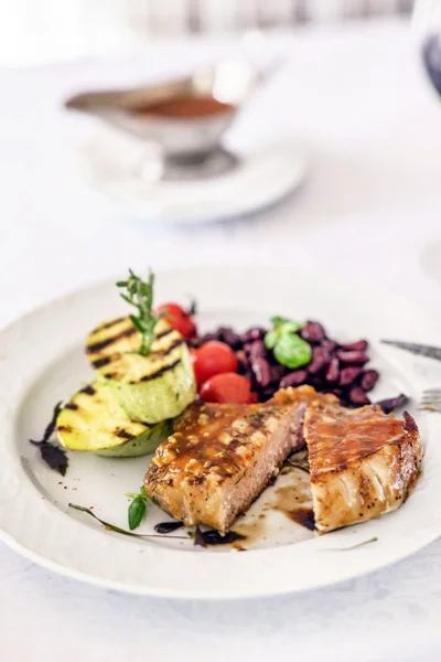 Tasty steak with vegetables — Stock Photo, Image