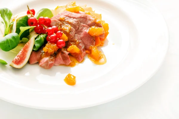 Carne rosa con salsa — Foto Stock