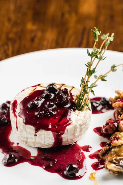 Queijo brie grelhado com compota de cranberry — Fotografia de Stock