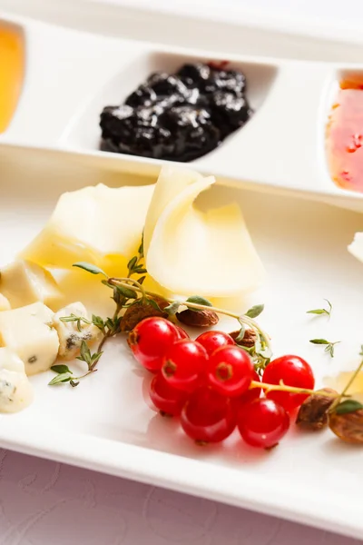 Piatto di formaggio assortito — Foto Stock