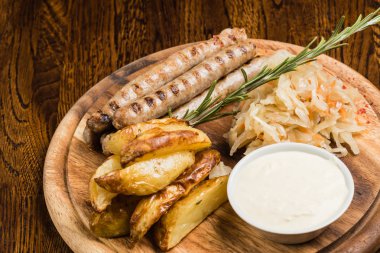 lahana ile ızgara sosis