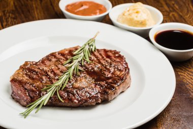 Taze lezzetli biftek.