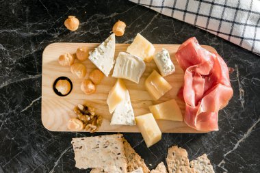 Lezzetli peynir tabağı