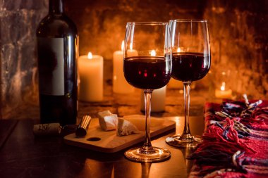 Şarap gözlük ve mumlar