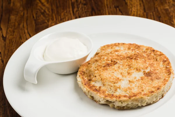 Hash brown with sour cream — Stock Photo, Image