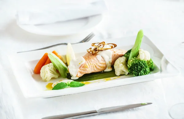 Tasty steak with vegetables — Stock Photo, Image