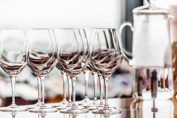 空の光沢のあるワイングラス — ストック写真