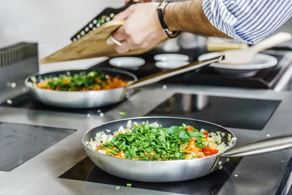 Chef masculino en el trabajo — Foto de Stock