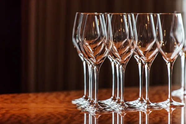 Vasos de vino brillantes vacíos —  Fotos de Stock