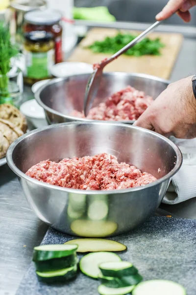 Chef masculino en el trabajo — Foto de Stock