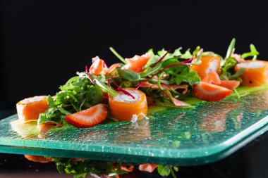 Gurme suşi çilek ile