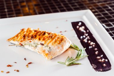 Lezzetli balık biftek sosu ile