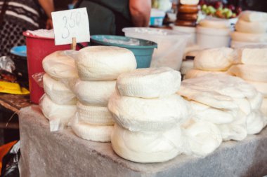 ev yapımı peynir yığınları