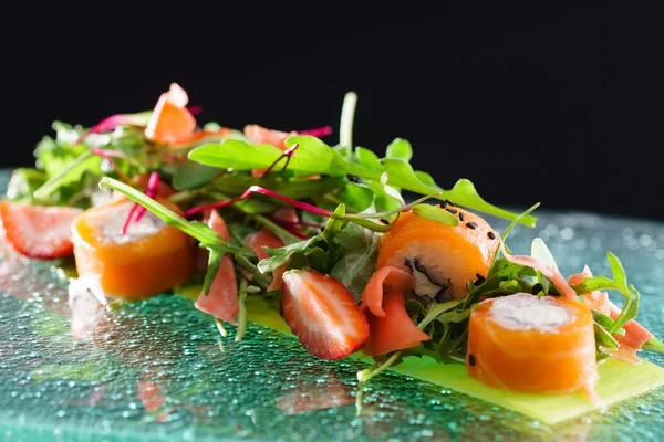 Изысканные суши с клубникой — стоковое фото