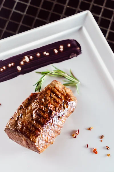 Délicieux steak grillé — Photo