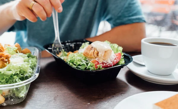 HOMBRE COMIENDO ensalada — Foto de Stock