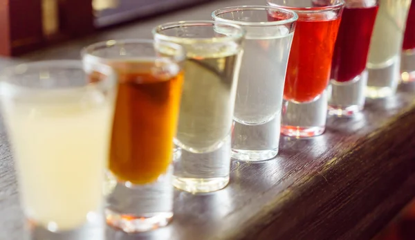 Bebidas alcoólicas em copos — Fotografia de Stock