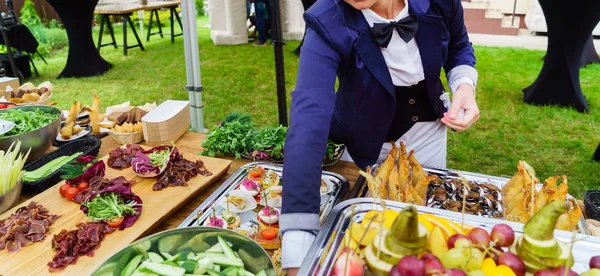 Ober werken bij catering — Stockfoto