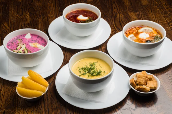 Gurmánské polévky v miskách — Stock fotografie