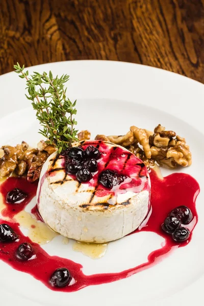 Queso brie a la plancha con mermelada de arándanos — Foto de Stock