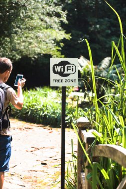 Ücretsiz Wi-Fi bölgedeki adam