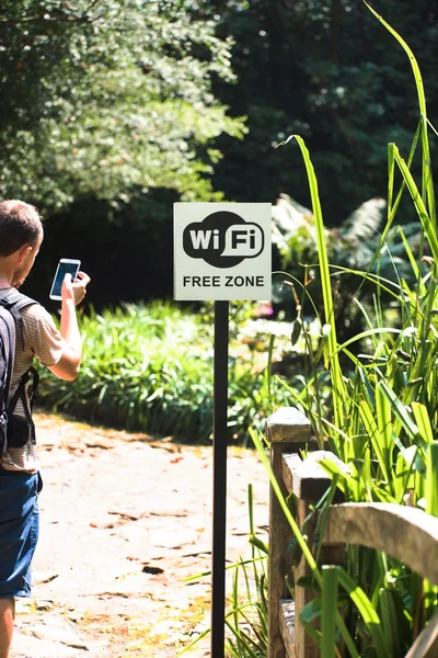 Man in Free Wi-Fi zone — Stock Photo, Image